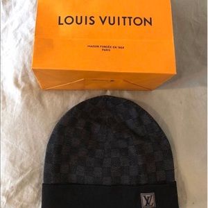 370$ brand new Louis Vuitton black hat with box